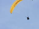 Whiler fait du parapente