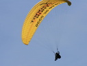 Whiler fait du parapente