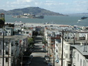 Rue avec Alcatraz au fond